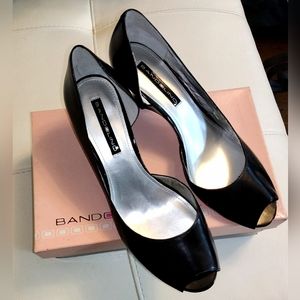 Pretty Bandolino Wedge Heels with Peep Toe Front Black Patent Leather Y2K